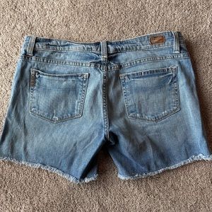Paige Canyon Boyfriend Denim Shorts w Raw Hem Light-Med Wash, Size 28. EUC